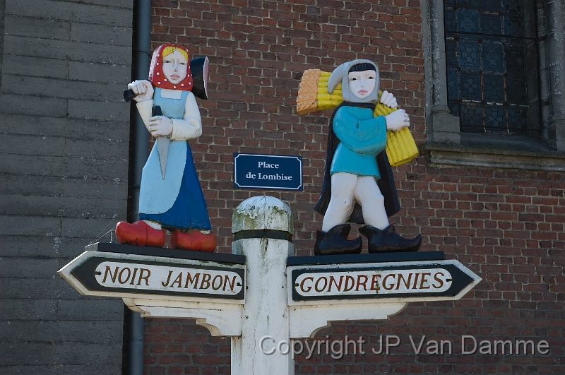 lombise- plaque-68.jpg - Une plaque indiquant les directions de Gondregnies (village) et du Noir Jambon (lieu dit - Carrefour)